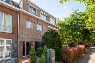 Interessante opbrengsteigendom, centraal gelegen in de gezellige wijk “De Leck”. Het pand omvat een commerciële ruimte op het gelijkvloers en twee ruime appartementen.<br /><br />Op het gelijkvloers bevindt zich het gekende café De Leck.<br /><br />De eerste verdieping omvat een aangenaam appartement met 2 slaapkamers en als absolute troef een prachtig zonneterras, ideaal om volop van de buitenruimte te genieten.<br /><br />Op de tweede verdieping bevindt zich een tweede appartement met 2 slaapkamers, eveneens momenteel verhuurd.<br /><br />Een interessante investering met drie afzonderlijke entiteiten, waarvan het café en het appartement op de tweede verdieping reeds verhuurd zijn.