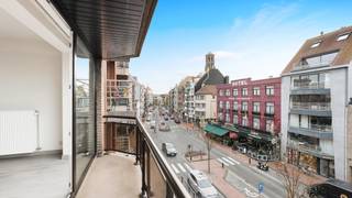 Aan de zonnekant van de Lippenslaan, op wandelafstand van zee en strand, bieden wij dit energiezuinig appartement met terrassen voor- en achteraan...