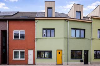<p>Ligging<br /><br />Deze energiezuinige woning is uitstekend gelegen in de Emanuel Hielstraat, een toplocatie in het centrum van Gentbrugge. U bevindt zich op wandelafstand van winkels, bakkers, slagers, scholen, sportfaciliteiten en openbaar vervoer. Ook de Gentbrugse Meersen liggen vlakbij voor ontspanning in het groen. Dankzij de nabijheid van het centrum van Gent en de vlotte verbinding met invalswegen en autostrades is dit een ideale uitvalsbasis voor woon-werkverkeer.<br /><br />Indeling<br /><br />Deze woning werd recent volledig gerenoveerd met kwalitatieve materialen en oog voor detail. Via de inkomhal komt u in de lichtrijke leefruimte met open keuken, eetplaats en zithoek, die uitkijkt op de tuin. Grote raampartijen en hoge plafonds zorgen voor een aangenaam ruimtegevoel en veel natuurlijk licht.<br />Op het gelijkvloers vindt u verder een praktische berging en gastentoilet.<br />Op de eerste verdieping bevindt zich een ruime slaapkamer en een moderne badkamer met inloopdouche. De tweede verdieping biedt nog twee slaapkamers, ideaal voor gezin, bureau of hobbyruimte.<br /><br />Achteraan geniet u van een grote tuin met zuidwestelijke oriëntatie en een handige tuinberging.<br /><br />Troeven<br /><br />Volledig gerenoveerd<br />EPC A<br />Zonnepanelen regenwaterput en conforme elektriciteit<br />3 slaapkamers<br />Tuin met zuidwest oriëntatie<br />Topligging in Gentbrugge<br /><br />Een instapklare, energiezuinige woning waar comfort en ligging perfect samenkomen — ideaal voor wie zorgeloos wil wonen in Gentbrugge.<br /><br />Deze prijs is een instelprijs. <br /><br />Voor meer info/bezoek bel Arthur 0473 90 90 94.</p>
