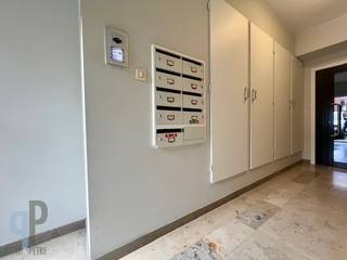 Gelegen aan het station van Herzele vinden we dit super instapklare appartement, bestaande uit een ruime leefplaats met open, ingerichte keuken...