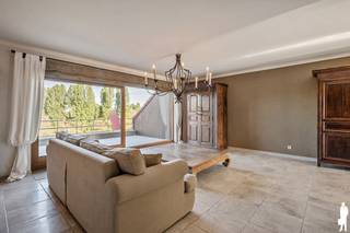 <strong>Lichtrijk duplexappartement met een oase aan groen</strong><br /><br />Dit ruime duplexappartement bevindt zich op de vierde en vijfde verdieping van Residentie Country Gardens, en is uitgerust met twee terrassen met groen zicht. De inkomhal is voorzien van ingemaakte kasten en een apart gastentoilet. Van hieruit komt u in de ruime leefruimte waar grote raampartijen voor veel natuurlijk licht zorgen. Aansluitend bevindt zich het eerste terras met uitzicht richting het Sint-Annabos en een praktische, ruime buitenberging. De eetkamer vormt één mooi geheel met de leefruimte en geeft toegang tot het tweede terras dat uitkijkt over de rustige binnentuin van de residentie. De keuken is volledig ingericht en uitgerust met onder meer een Amerikaanse koelkast van Haier, en inbouwtoestellen van siemens en Novy. Op de bovenverdieping bevinden zich twee bijzonder ruime slaapkamers waarvan één met ingemaakte kasten. De badkamer beschikt over zowel een groot ligbad als een douchecabine, een lavabomeubel en een toilet.<br /><br />Ook de ligging is een absolute troef. U woont hier rustig en groen, vlak bij het Sint-Annabos en Sint-Annastrand. Met het Sint-Annaveer staat u in geen tijd in het historische centrum terwijl u de stad ook vlot bereikt via de voetgangerstunnel, met de fiets of het openbaar vervoer.<br /><br /><strong>Bijzonderheden:</strong><br />- Asbestveilig<br />- Gemeenschappelijke kosten: € 220,00 incl. water<br />- Ondergrondse autostaanplaats aan te kopen voor € 25.000