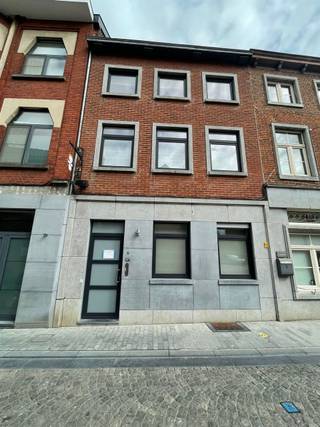 <p><span>Bent u op zoek naar een ruime, instapklare woning in het hart van de stad? Dan zal deze prachtige woning u ongetwijfeld bekoren! Bij het betreden komt u terecht in een verzorgde inkomhal met gastentoilet. Verder vindt u een gezellige leefruimte die aansluit op de hal en de volledig ingerichte keuken met ruime eetplaats, perfect voor gezellige momenten met familie of vrienden. Op de eerste verdieping bevindt zich een uitzonderlijk ruime slaapkamer, gecombineerd met de nachthal en een luxueuze badkamer uitgerust met een ligbad, douche, dubbele lavabo en een tweede toilet. De tweede verdieping biedt nog twee slaapkamers, een afzonderlijke wasruimte en een nachthal, waardoor deze woning ideaal is voor gezinnen, thuiswerkers of wie graag wat extra ruimte heeft. Vroeger was er beneden een praktijkruimte, dus ook voor mensen met een zelfstandige activiteit of vrij beroep is deze woning zeker ideaal. Daarnaast beschikt de woning over een handige zolder en een propere kelder, en werd er extra opbergruimte voorzien in iedere hal op iedere verdieping, waardoor er aan bergruimte absoluut geen gebrek is. Ook buiten is het heerlijk vertoeven. U geniet van een gezellig terras met tuintje én daarachter een overdekt terras, zodat u in elk seizoen optimaal van het buitenleven kunt genieten. Een unieke kans voor wie zorgeloos wil wonen in het centrum van de stad! Contacteer ons vandaag nog voor meer informatie of een bezoek ter plaatse op volgend nummer 0471/66.21.97.</span></p>