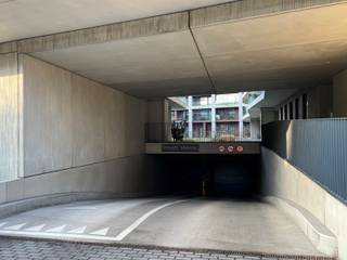 Op zoek naar een autostaanplaats op 't Nieuw Zuid? Dan is dit voor jou!In dit gebouw heb je een ondergrondse garage waar je jouw auto veilig kan...