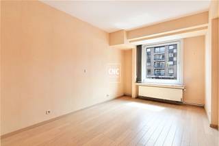 Prachtig hoekappartement in het centrum van Knokke, op het Burgemeester Frans Desmidtplein, vlakbij de Lippenslaan. Indeling: inkomhal, woonkamer met...