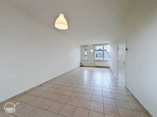 OPGELET: om dit pand te huren of bezichtigen vragen wij steeds eerst een virtueel bezoek te brengen aan het pand. Ga hiervoor naar www.rosseel.be en vul de referentie XP168 in het veld ‘zoek’ bovenaan rechts. Kies dan ‘360°’. De website helpt je nu verder voor de volgende stappen.<br /><br /><br />Dit appartement is zowel gelegen op enkele meters van de kleine ring rond Gent als het stedelijk natuurreservaat Bourgoyen-Ossemeersen. De perfecte ligging voor wie zowel wil genieten van een uitgestrekt landschap om te vertoeven in de natuur als een gemakkelijke doorgang met de wagen als het openbaar vervoer. Het appartement beschikt over een ruime leefruimte die op te delen is als zitruimte en als eetruimte. De half open keuken beschikt over een kookplaat (elektrisch), een dampkap, een koelkast met diepvriesvak en voldoende opslagplaats. De slaapkamer is gelegen aan de stille achterkant van het gebouw en geeft doorgang tot de badkamer met dubbele lavabo, bad (met douche) en aansluiting voor een wasmachine en droogkast. Ook beschikt dit appartement over een ruime bergplaats en een gastentoilet. Er komen nog kosten van 30 euro/maand (voorschot) bij voor water + 35 euro (forfait) voor het ledigen van de septische put, waterontharder; elektriciteit en onderhoud gemeenschappelijke delen. <br /><br />Onmiddellijk beschikbaar.