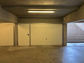 Afgesloten garagebox te koop in de residentie Permeke te Koksijde. Gelegen in de Zeelaan 149-151 met ingang langs de Middenlaan.Afmetingen garage...