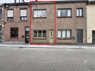 Zoek je een comfortabele thuis op een strategische locatie? Deze instapklare woning in Assebroek combineert een vlotte bereikbaarheid naar belangrijke invalswegen met alle nodige voorzieningen (winkels, scholen, openbaar vervoer) in de directe nabijheid.<br /><br />Indeling:<br />- Inkomhal (8m²) - Leefruimte (13m²) - Eetkamer (10m²) Keuken (8m²) - 1ste slaapkamer (13m²) - 2de slaapkamer (12m²) - Badkamer met douche en 2 lavabo's (7m²) - Kelder - Zongerichte stadstuin met terras.<br /><br />Algemeen:<br />- Huurprijs: € 1025,00/maand<br />- Onmiddellijk vrij<br /><br />De snelste manier om een bezoek te brengen aan dit pand? Vraag je bezoek aan via de roze knop op onze website (www.dewaele.com) en je wordt gecontacteerd door onze verhuurexpert Steffi.<br /><br />Telefonisch kunnen er geen afspraken gemaakt worden. Bij andere vragen kun je ons telefonisch contacteren via 050 444 999.<br /><br />Deze AI-visualisaties zijn bedoeld als inspiratie. Er werd geen rekening gehouden met technische specificaties, stedenbouwkundige voorschriften of de concrete mogelijkheden tot realisatie.