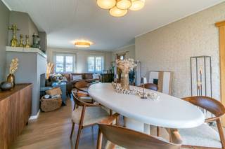 TOPLIGGING<br />Een volledig instapklare en energiezuinige (EPC-label: B) woning met oa. 3 slaapkamers, 2 mooi aangelegde terrassen + tuin, garage en 100% conforme elektrische installatie (tot 2051). Ideaal gelegen in een rustige-doodlopende straat, nabij invalswegen.<br /> <br />Op het gelijkvloers: inkomhal, living/leefruimte + eetkamer (samen 37,80m²), veranda (12.00m²), lichtrijke geïnstalleerde keuken (16.15m² - inductie kookplaat, dampkap, oven, vaatwasser, frigo, microgolf), berging (5.60m²), badkamer (inloopdouche en lavabo), toilet; <br />Op de eerste verdieping: nachthal, slaapkamer 1 (17.70m²), slaapkamer 2 (17,80m²), slaapkamer 3 (11,60m²), bureau (4,50m²), wc;<br />Verder: bergzolder (40, 00m²), 2 knappe en ruime aangelegde terrassen (31,00m² + 33,70m²), tuin, tuinhuisje, oprit en ondergrondse garage ( 6,50mx 3,93m).<br /><br />Buitenschrijnwerk Hout + Alu dubbel glas met rolluiken - Centrale verwarming op aardgas<br />EPC: 183 kWh/m² (label: B) - UC: 0003811621<br /> Perceeloppervlakte: 4a 65ca <br />Nutsvoorzieningen: water, gas, elektriciteit, alarminstallatie, regenwaterput (5000L), 22 zonnepanelen, waterverzachter, 5x airco’s<br />Vrij bij akte.<br />Stedenbouwkundige inlichtingen in aanvraag.