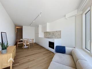 <p>Magnifiek appartement/studio aan de vernieuwde zeedijk bestaande uit een hal met ingemaakte kasten, slaaphoek, ingerichte badkamer (inloopdouche, lavabomeubel en toilet), een lichtrijke leefruimte met eet-en zithoek met zeezicht en een volledig uitgeruste keuken.</p>
<p>Ideaal voor eigen gebruik of vakantie verhuur.</p>
<p>Extra troeven:</p>
<ul>
<li>Energiezuinig</li>
<li>Conforme keuring elektriciteit</li>
<li>Lateraal zeezicht</li>
<li>Prachtige keuken met ingemaakte wasplaats</li>
<li>Volledig gerenoveerd en bemeubeld</li>
<li>Op wandelafstand van allerlei winkels, restaurants en openbaar vervoer</li>
<li>Private fietshaak</li>
</ul>
<p></p>
<p>Dit appartement is te koop ZONDER makelaar via het concept van Smart Houses! Verdere inlichtingen of bezoek? Contacteer rechtstreeks de eigenaar via 0476/62.9701</p>