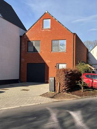 Moderne nieuwbouwwoning op een rustige locatie te Pulderbos.  Op de gelijkvloerse verdieping is de garage voorzien met wasplaats en een doorgang...