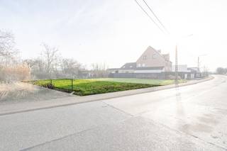 <p>Te koop: bouwgrond voor halfopen bebouwing in de Sint-Annastraat, Hamme (Oost-Vlaanderen), op een gunstige locatie nabij het centrum.</p>

<p> </p>

<p>Deze bouwgrond biedt u de kans om uw eigen woning te realiseren in een rustige straat met goede bereikbaarheid. Het perceel ligt op korte afstand van winkels, scholen en openbaar vervoer, waardoor het ideaal is voor wie een gezinswoning wil bouwen. Dankzij de centrale ligging combineert u hier het comfort van nabijheid met de rust van een residentiële buurt.</p>

<p> </p>

<p>Belangrijkste ruimtes:<br />• Open perceel, klaar voor ontwikkeling<br />• Mogelijkheid tot realisatie van een woning naar eigen ontwerp<br />• Ruimte voor tuin en buiteninrichting</p>

<p> </p>

<p>Troeven:<br />• Rustige ligging nabij het centrum van Hamme<br />• Goede bereikbaarheid via hoofdwegen en openbaar vervoer<br />• Vrije keuze in bouwontwerp binnen de geldende voorschriften</p>

<p> </p>

<p>Neem vandaag nog contact op met uw ERA-makelaar voor meer informatie of een bezichtiging van het perceel.</p>

<p> </p>

<p>JOUW DROOMGROND. ZO GEVONDEN!</p>