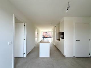 <p>Dit nieuwbouwappartement in Residentie Wondelaer bevindt zich op de eerste verdieping van een woonproject waar kwaliteit en duurzaamheid samenkomen. Het appartement is uiterst gunstig gelegen nabij het centrum van Wondelgem; alle voorzieningen zoals scholen, winkels, parken en openbaar vervoerd vindt u op wandel- en fietsafstand Dankzij de uitstekende verbindingen naar Gent kunt u hier genieten van de rust terwijl de levendigheid van de stad altijd dichtbij is.<br /><br />Het appartement omvat een inkomhal, ruime leefruimte met open, volledig geïnstalleerde keuken, badkamer met inloopdouche en wastafel, twee volwaardige slaapkamers, afgescheiden toilet, wasplaats en berging.</p><p>Daarnaast beschikt het appartement over een ruim zonneterras, privatieve ondergrondse autostaanplaats met aanpalend een private kelderberging, gemeenschappelijke fietsenberging waar er 4 plaatsen voorzien zijn en een gemeenschappelijke afvalberging.</p><p><br />Troeven:</p><ul><li><p>Energiezuinige technologieën</p></li><li><p>Groot zonneterras</p></li><li><p>Volledig geschilderd</p><p></p></li></ul><p><strong>Beschikbaar per 01/04/2026</strong></p><p>Provisie gemeenschappelijke kosten: €80 /maand.</p><p></p><p>Interesse om dit appartement te bezoeken? </p><p>Een bezoek kan uitsluitend via onze website aangevraagd worden: Te huur | Vastgoed De Vos, klik het pand aan dat u wenst te bezoeken en klik vervolgens op "Maak een afspraak". </p>