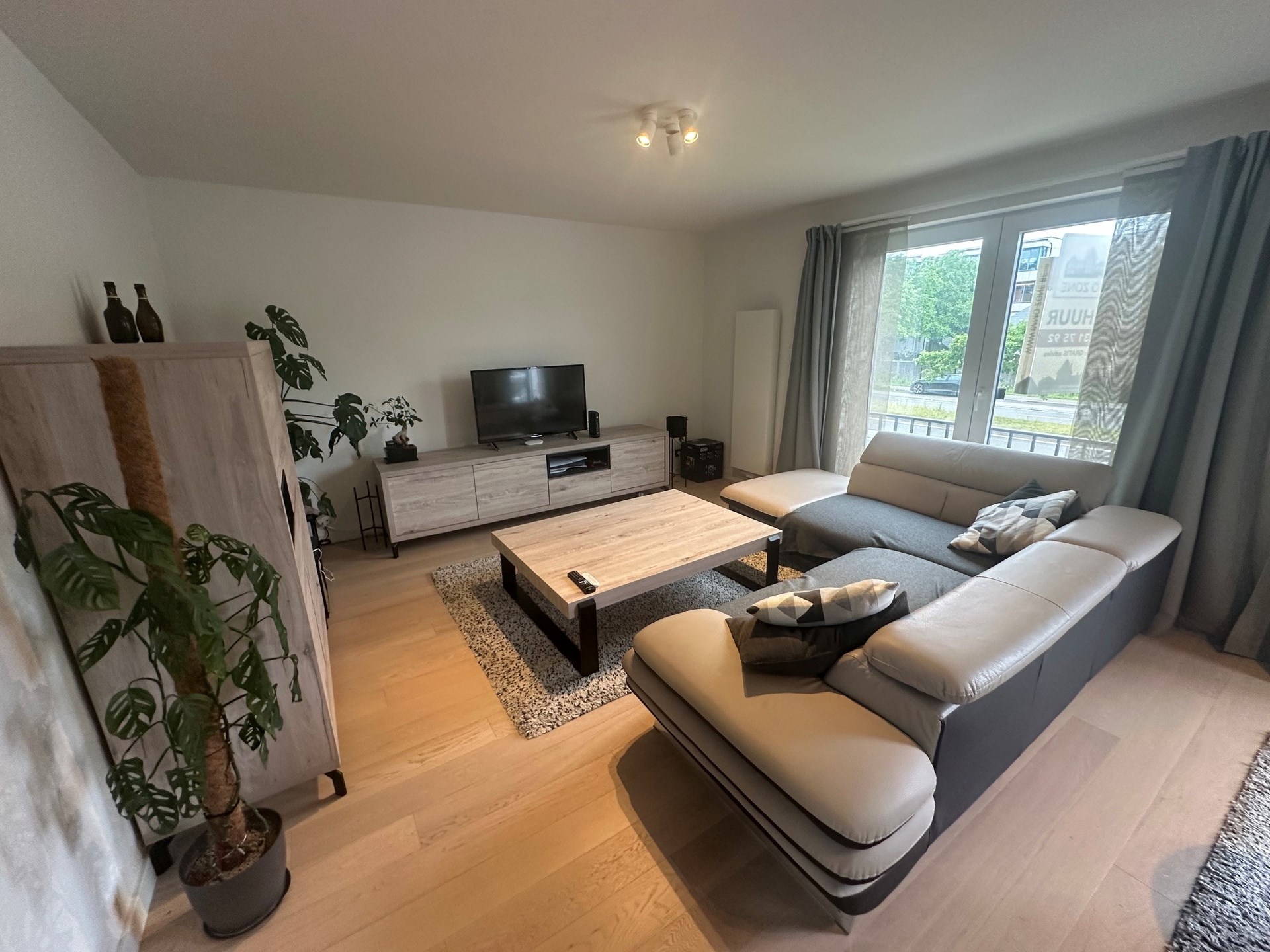 Strategisch gelegen en gerenoveerd tweeslaapkamerappartement met garage - foto 2