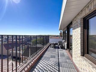 <p>Instapklaar op een interessante en centrale locatie bestaande uit een inkomhal, gezellige leefruimte met open keuken, zonnig terras, 2 slaapkamers, kleine bergzolder/mezanine en een ingerichte badkamer (ligbad met douchemogelijkheid, toilet en lavabomeubel).</p>
<p>Het appartement beschikt tevens over een grote private kelderberging en gemeenschappelijke fietsenstalling.</p>
<p>Extra troeven:</p>
<ul>
<li>Dubbele beglazing (PVC) en recent vernieuwde CV-ketel</li>
<li>Recent vernieuwd dak.</li>
<li>500 meter van het strand</li>
<li>Op wandelafstand van allerlei faciliteiten (winkels, centrum en openbaar vervoer)</li>
<li>Conforme keuring elektriciteit</li>
<li>Lage gemeenschappelijke kosten</li>
<li>Instapklaar</li>
</ul>
<p></p>
<p>Dit appartement is te koop ZONDER makelaar via het concept van Smart Houses! Verdere inlichtingen of bezoek? Contacteer rechtstreeks de eigenaar via 0479/30.96.32</p>