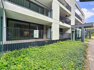 Dit recent gelijkvloers appartement in residentie De Zilvertorens is zeer rustig gelegen in de dorpskern van Bassevelde op wandelafstand van winkels, school, horeca, ... en heeft uitzicht op de pastorietuin<br /><br />Het is tevens gelegen naast zorgcampus Sint-Bernardus waar gebruik kan gemaakt worden van de maaltijdservice en ontspanning<br /><br />Het appartement heeft tal van aanpassingen voor senioren zoals een grote brede lift en drempelluwe terrassen.<br /><br />Indeling :<br />ruime living met aansluitend een open ingerichte keuken, berging/wasplaats, apart toilet, badkamer met inloopdouche, badkamermeubel en toilet, 2 slaapkamers, groot leefterras vooraan, tweede terras achteraan en in de kelderverdieping een autostaanplaats, aparte berging en gemeenschappelijke fietsenberging.<br /><br />Vrij 1 september 2026.<br /><br />CV op aardgas<br /><br />EPC : 103 kWh/m² = label B<br /><br />Huurprijs is inclusief gemeenschappelijke kosten<br />