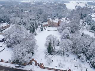 LANCERING EXCLUSIEVE KASTEELAPP. en PENTHOUSE - Res. LAKEVIEW - Kasteel van KAPELLEN<br /><br />Wonen op een historisch exclusief kasteeldomein in Kapellen. Het is een unicum van formaat.<br />Laat u onderdompelen in de sfeer, voel de geschiedenis en ontdek hoe uw toekomst hier vorm kan krijgen.<br />Ervaar het uitzonderlijke. Leef in de luxe van vandaag met een magnifieke knipoog naar de architecturale pracht van het verleden.<br /><br />In het hart van het groene Kapellen bevindt zich het adellijke domein; het Kasteel van Kapellen (het voormalige Starrenhof) – een exclusieve, historische locatie waar luxe en erfgoed samensmelten. <br />Op dit ca. 4 hectare grote kasteeldomein worden vijf ongeëvenaarde woonbelevingen aangeboden, elk met een uniek verhaal en charme.<br /><br />De residentie bestaat uit 4 villa-appt. en 1 exclusieve penthouse met bewoonbare oppervlakten van ca. 120m² tot. 305m² en terrassen van ca. 29m² tot ca. 54m².<br />Via de authentieke kasteelpoort brengt de magnifieke oprijlaan u naar de locatie op het domein dewelke baadt in karakter, sfeer, groene omgeving en met de nodige privacy en etiquette. <br />Privatieve parkeerplaatsen en een parking voor uw bezoekers is voorzien op het domein.<br />De appartementen zijn ruim, discreet en luxueus. Ze bieden telkenmale de mogelijkheid tot volledige inrichting op maat, afgestemd op uw persoonlijke smaak en levensstijl. <br />Van marmeren vloeren tot exclusieve keukenopstellingen en hoogwaardige afwerking. De keuze qua afwerking is à la carte. Een lift is aanwezig.<br /><br />Een residentie met een rijke geschiedenis<br />Het domein Starrenhof werd in 1878 aangekocht door baron Gaston-Henri Cogels, telg uit een roemrijk adellijk geslacht dat verschillende kastelen bezat in de Antwerpse regio. <br />In 1881 liet hij hier een kasteel bouwen, ontworpen door de gerenommeerde architect Théophile de Grooff, in de typerende neo-Vlaamse-renaissancestijl.<br /><br />De baron liet het domein doordrenken van symboliek en elegantie. Overal op het terrein keert de ster terug: in het smeedijzer van de imposante trap, in de vijfarmige gaslantaarns, en zelfs in het steenwerk van de toegangspoort – een subtiele verwijzing naar de Latijnse spreuk "Vince Te Ipsum": Hij zal zegevieren.<br />Vandaag is het kasteeldomein in handen van een nieuwe familie. Zij omarmden de restauratie van het kasteel en omgeving met hart en ziel.<br /><br />Wonen op dit uniek domein betekent deel uitmaken van een levend erfgoed, waar architectuur, natuur en geschiedenis harmonieus samenkomen.<br /><br />Uw exclusieve uitnodiging<br />We ontvangen u graag voor een persoonlijke rondleiding op het domein op afspraak: YVES DECKERS via 0493 48 14 36 of Yves.Deckers@hillewaere.be <br /><br />Prijzen zijn excl. registratierechten, overdrachtskosten en afwerking: casco met mogelijkheid tot afwerking via onze partner.<br /><br />Buitengewone kenmerken:<br />- Uniek kasteeldomein; say no more<br />- Privacy in een luxueus kader<br />- Ruim wonen in een uniek parkdomein van het kasteel<br />- Kwaliteitsvolle materialen<br />- Per villa-appartement zijn 2 parkeerplaatsen inbegrepen<br />- Lift aanwezig<br />- A-label<br />- Mobiliteit<br />- Zeer veel lichtinval<br />- Moderne technieken<br />- Zonnepanelen <br />- Afwerking naar eigen sfeer, smaak en budget<br /><br />Vg - Wp - Gmo - Gvkr – Gvv<br />EPC: A-label