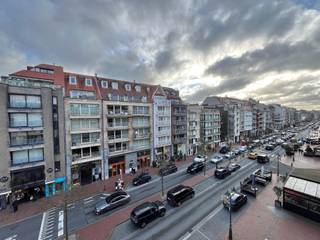 In het centrum van Knokke bevindt zich dit ruime appartement met open zicht.Indeling: inkomhal met apart toilet, lichtrijke leefruimte met open...