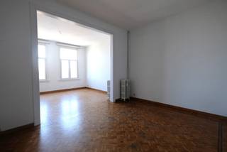 Dit prachtig appartement is gelegen op een centrale locatie, in de nabijheid van openbaar vervoer, winkels en gezellige horeca.Op de vierde...
