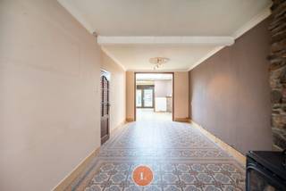 Deze woning in Wervik biedt ruimte en potentieel voor wie op zoek is naar een renovatieproject.<br /><br />Dankzij de indeling en de vele uitbreidingsopties is dit pand ideaal voor wie op zoek is naar een project met potentieel.<br />De lichtrijke leefruimte sluit aan op de ruime keuken. De badkamer bestaat uit douche, toilet en lavabo.<br /><br />De woning beschikt 2 volwaardige slaapkamers.<br />Achteraan is er gezellige zuid gerichte tuin. <br />De woning vraagt een grondige renovatie, maar biedt een stevige basis en een goede indeling om naar eigen wens te moderniseren.<br /><br />* Laat u zeker niet afschrikken door het EPC en de renovatieplicht. Mits een kleine aanpassing van extra isolatie zorgt dit voor een aanzienlijk positief effect! <br /><br /><span><strong>Pluspunten:</strong></span><br />- Centrale ligging<br />- Huis met mogelijkheden<br />- Grote tuin<br /><br />Wenst u graag meer informatie over deze woning? U kunt alle gegevens en specificaties vinden op onze website www.immolietaer.be.<br />Heeft u interesse in meer informatie of een bezoek aan deze woning? Aarzel niet om contact op te nemen met Kimberly via 0470574605.