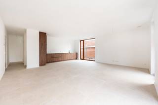 Dit recente 2-slaapkamerappartement is gelegen op de eerste verdieping en biedt een aangename, lichtrijke leefruimte met open,...