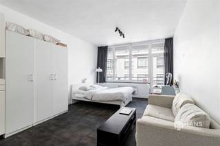 <p><span>Instapklare studio (32 m²) met terras (3 m²) in Antwerpen (2000)</span></p><p><span>In de Leopoldstraat geniet je van een absolute topligging in hartje Antwerpen. Van de Meir en het historische stadscentrum tot het Zuid en het Stadspark: alle hotspots bevinden zich op wandelafstand. Dankzij de nabijheid van openbaar vervoer, velo-stations en belangrijke invalswegen verplaats je je bovendien vlot in en rond de stad.</span></p><p><span>De studio bevindt zich op de derde verdieping van een gebouw met vijf verdiepingen, waarvan het dak conform geïsoleerd is. </span><span>De vaste kosten bedragen € 180/maand en omvatten water, syndicus, minuterie, schoonmaak, brandverzekering, reservefonds, onderhoud gebouw en lift</span><span>. De studio werd steeds netjes onderhouden en is volledig instapklaar. De elektriciteit is conform, de verwarming is elektrisch en de PVC-ramen zijn voorzien van dubbele beglazing. Bovendien behaalt de studio een gunstige EPC-score B.</span></p><p><span>Met een oppervlakte van circa 32 m² beschikt de studio over een praktische indeling met een gecombineerd leef- en slaapgedeelte, een kitchenette en een aparte badkamer. De badkamer is uitgerust met een douchecabine, toilet en lavabomeubel.</span></p><p><span>Een extra troef is het west-georiënteerde terras van 3 m², waar je kan genieten van de namiddag- en avondzon.</span></p><p><span>Ben je op zoek naar een startersappartement of een interessante investering op een absolute toplocatie? Mis deze kans niet! Bruikbare vloeropp. 32 m² – ref.: bruto vloeropp. EPC-certificaat. Voor meer info of een gratis schatting surf naar </span><span><span>www.hansimmo.be</span></span></p><p><span> </span></p>
