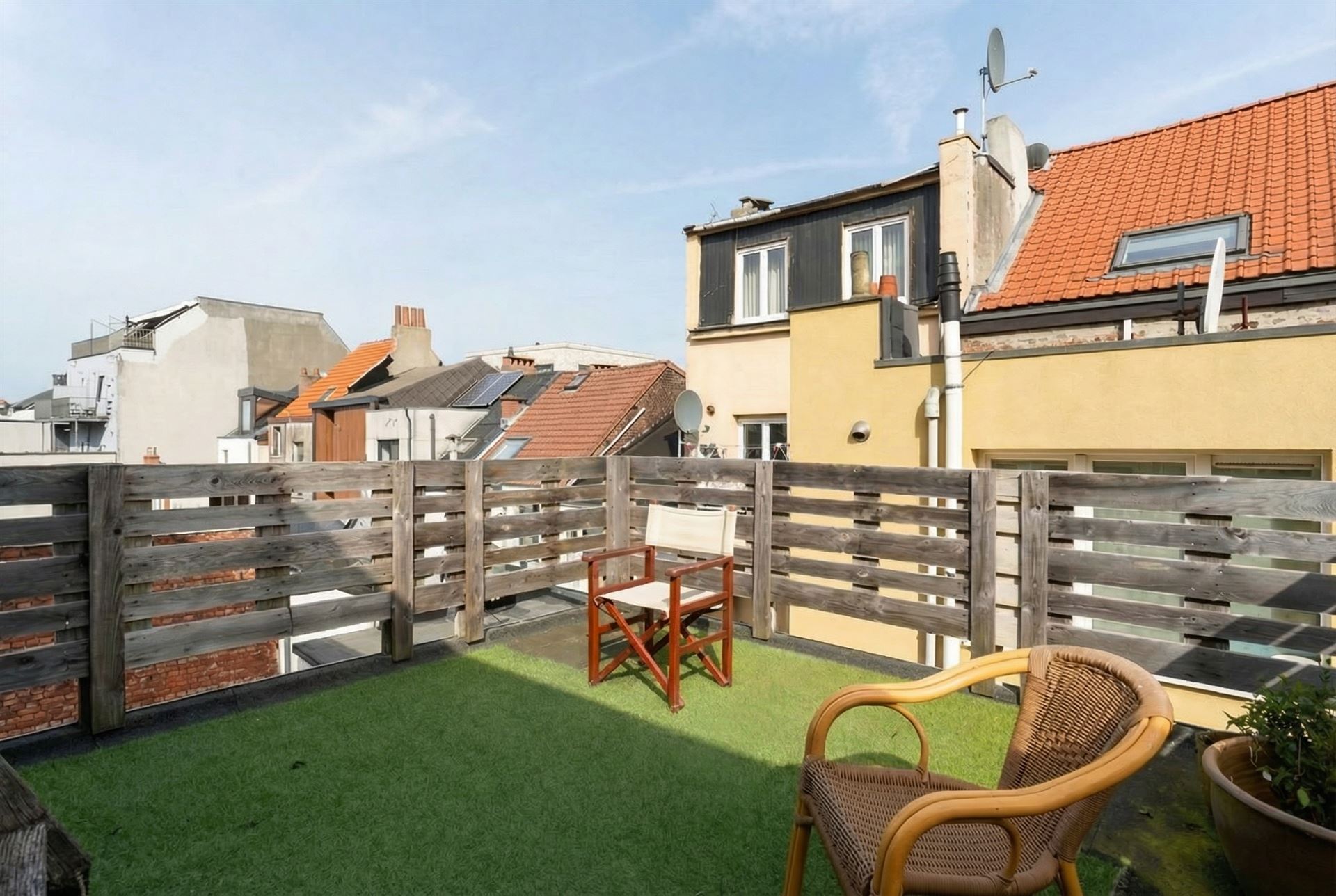 TE RENOVEREN GEZINSWONING MET VEEL POTENTIEEL EN 7 SLPK! - foto 3