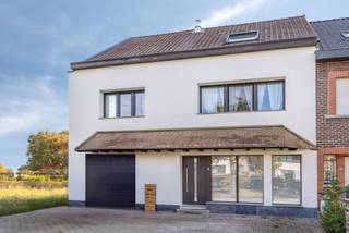 <p>Immo Pické biedt u deze recent gerenoveerde handelswoning aan gelegen aan een belangrijke verbindingsweg in Okegem. Bijgevolg is deze eigendom gelegen in de onmiddellijke omgeving van scholen, winkels, openbaar vervoer en de belangrijkste verbindingswegen.<br />De gelijkvloerse verdieping bestaat uit een ruime leefruimte met een aangrenzende eetkamer, een open keuken, een woonkamer en een gastentoilet.<br />Op de eerste verdieping vinden we 5 slaapkamers (16 m² - 14,50 m² - 13 m² - 12,50 m² en 12 m²), 2 badkamers (11,50 m² en 3 m²) en 2 nachthallen.<br />De tweede verdieping bestaat uit 1 ruime slaapkamer (25 m²), 1 badkamer (12m²) en een nog verder af te werken zolderruimte.<br />Daarnaast beschikt deze woning ook nog over een kelderruimte, een achterliggende koer met tuin en 2 garages achteraan op het perceel.</p>