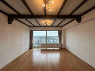 Dit aangename appartement met één slaapkamer biedt een comfortabele en praktische woonomgeving. De lichtrijke woonkamer geniet van veel natuurlijke lichtinval dankzij de grote ramen en geeft rechtstreeks toegang tot het terras. De keuken werd volledig vernieuwd en is uitgerust met een oven, kookplaat, dampkap en vaatwasser; in samenspraak met de eigenaar kan bovendien een koelkast voorzien worden. Verder beschikt het appartement over één ruime slaapkamer en een badkamer met ligbad met douchemogelijkheden, lavabo, toilet en aansluiting voor een wasmachine. Het appartement is onmiddellijk beschikbaar. De huurprijs bedraagt 750 euro per maand, aangevuld met een voorschot van 75 euro voor de algemene onkosten en 75 euro voor water en verwarming. In het gebouw is een lift aanwezig en bij het appartement hoort ook een ruime kelder waar eventueel een fiets kan geplaatst worden.