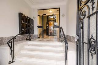 Tussen het Jubelpark en het Montgomeryplein, op de bovenste verdieping van een prachtig luxueus gebouw in Art-Deco stijl (1927), combineert dit prachtige appartement alle charme van vroeger met modern comfort. Het appartement heeft een oppervlakte van circa 155 m² (volgens EPC) en beschikt over een zonnig terras met vrij uitzicht op het Jubelpark en het <br /><br />Montgomeryplein. <br /><br />Het beschikt over een inkomhal met een beveiligde deur en een vestiaire, drie lichte ontvangstruimtes die uitkomen op een terras aan de voorzijde op het zuiden, een volledig uitgeruste keuken met toegang tot een terras aan de achterzijde, een nachthal met inbouwkasten, drie slaapkamers, een badkamer, een doucheruimte, uitzicht aan de achterzijde op de Sacré-Coeur de Lindthout, een kelder, twee dienstbode kamers en een afgesloten garage. Eikenhouten parketvloeren, prachtige plafondhoogte, lijstwerk en rolluiken. <br /><br />Kenmerken: open haard, prachtig natuurlijk licht, rust, hoogwaardige materialen, privacy en een adembenemend uitzicht.<br /><br />Overige informatie: PEB: D. Elektriciteitsconform. Warmtekrachtkoppeling met centrale gasketel (2025). Voorziening voor maandelijkse lasten van circa € 550. RC: € <br /><br />2027. Beschikbaar. Stedenbouwkundige informatie opgevraagd in september 2025. <br /><br />