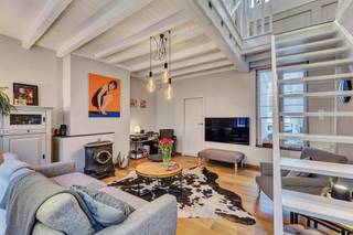 <p>Dit <strong>uitzonderlijk duplex appartement</strong> is gelegen in de Sint Jorisstraat te Aalst. Het appartement is <strong>volledig gerenoveerd</strong> en beschikt over grote leefruimtes, twee slaapkamers en twee badkamers. Via de privatieve ingang betreden we het appartement en komen we in de ruime, lichtrijke leefruimte, versterkt door de aanwezigheid van een <strong>stijlvolle kachel</strong>. Naast de leefruimte vinden we de volledig functionele keuken, een badkamer en de afzonderlijke eetruimte die ook als tweede leefruimte kan dienen, tevens met een gashaard. In beide leefruimtes is een parketvloer voorzien. Op de tweede verdieping hebben we twee afzonderlijke delen, elk te betreden via hun eigen trap. In het linkse deel vinden we een grote slaapkamer, met een tweede badkamer. In het rechtse gedeelde is momenteel één grote kamer, die kan opgesplitst worden tot twee afzonderlijke kamers. Ook de toegang naar het terras is hier te vinden. Het appartement is voorzien van <strong>hoogwaardige materialen en parketvloere</strong>n. Ook is er een <strong>warmtepomp lucht-lucht</strong> voorzien. Alle daken zijn volledig vernieuwd. EPC-label: E (Er zullen aanpassingswerken gebeuren zodat het EPC-label niet langer een renovatieverplichting is) - Centrum Aalst - Hoogwaardig afgewerkt. (Maatregelen opgenomen in het maatregelenregister: neen)</p>