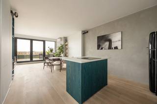 IN OPTIE: kevin@wellimmo.net voor meer info! Bekijk alvast de videotour, grondplan, EPC, asbestattest en de EK via de Wellimmo-site  (‘documenten')<br /><br />Op een absolute topligging langs de Leien, met een panoramisch zicht over de volledige stad en het KMSKA, bevindt zich dit uitzonderlijke penthouse. De combinatie van licht, zon, adembenemende zichten en een kwalitatieve totaalrenovatie maakt dit appartement bijzonder gegeerd binnen zijn segment. Gelegen op de bovenste verdieping van een goed onderhouden gebouw, bereikbaar met de lift tot de 7de verdieping + 1 trap. Wat u daarvoor in de plaats krijgt? Het echte penthousegevoel: maximale privacy, rust en een overvloed aan natuurlijk licht.<br /><br />Met een bew. opp. van ca. 75 m² werd het appartement bijzonder efficiënt ingedeeld. De leefruimte met open, volledig geïnstalleerde keuken baadt in het licht en sluit naadloos aan op het ruime, vergunde zonneterras (ca. 25 m²) aan de voorzijde. Hier geniet u van een panoramisch zicht over de stad van ’s ochtends tot zonsondergang.<br /><br />Aan de achterzijde bevindt zich de slaapkamer met aansluitend de badkamer (ligbad/douchecomb), én toegang tot een tweede terras (niet vergund, maar volledig functioneel). Ook hier geniet u van open zichten en een extra buitenruimte in alle rust. Wakker worden met zicht over de stad vanuit uw bed? Dit is zo’n plek waar het elke dag realiteit wordt! Verder beschikt het appartement over een aparte wasplaats, gastentoilet en tal van ingemaakte kasten. De afwerking is hedendaags en kwalitatief, met o.a. parket en maatwerkmeubilair, waardoor het volledig instapklaar is.<br /><br />• Toplocatie op de Leien, pal op het Zuid — één van de meest gegeerde buurten van Antwerpen<br />• Gunstig EPC: B (136 kWh/m²)<br />• Panoramische zichten langs beide zijden + uitzonderlijke lichtinval<br />• Ruim, vergund zonneterras (ca. 25 m²) + tweede 'terras' voor extra buitenbeleving<br />• Kwalitatieve totaalrenovatie<br />• De maandelijkse lasten bedragen +-180€ incl: syndicus, blokpolis, waterverbruik, onderhoud, spaarfonds,....<br />• Ideaal voor eigen bewoning of als investering<br /><br />Een zeldzame combinatie van locatie, licht, luxe en buitenruimte — dit is wonen op niveau!<br /><br />Voor meer info of een bezoek: info@wellimmo.net of 03/225.00.68<br /> 