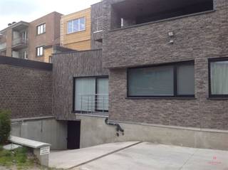<p><span><br /> Située dans un quartier central de Gand, à proximité de la gare et de l'hôpital universitaire, cette place de parking souterraine privative est à vendre. Elle est accessible par l'entrée de la Stropstraat et facilement accessible grâce à une large rampe d'accès à l'arrière.<br /><br />Informations complémentaires :</span></p><ul><li><span>le parking souterrain est réservé aux propriétaires et aux locataires : une porte sectionnelle équipée d'une minuterie et d'une télécommande, une porte d'entrée sécurisée au rez-de-chaussée et des caméras de surveillance'garantissent la sécurité.</span></li><li><span>L'éclairage du garage est assuré par des détecteurs de mouvement.</span></li><li><span>L'entrée et la sortie sont éclairées par des lampes LED lorsqu'il fait sombre.</span></li><li><span>Les places de parking sont délimitées et entièrement aménagées.</span></li></ul><p><span> </span></p><p><span>Ce parking situé dans un emplacement de choix vous intéresse ? <br />N’hésitez pas à nous contacter pour plus d’informations auprès d’Els au 0496 10 65 76 ou à l’adresse</span><span> els@heritagevastgoed.be</span><span> </span><span><br /> </span></p><p><span> </span></p>