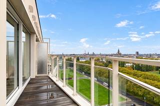 KOOP NOG AAN 2% REGISTRATIERECHTEN !<br /><br />Wakker worden met zicht op de Schelde, de skyline van Antwerpen bewonderen vanuit je woonkamer en op je terras genieten van het uitzicht over de stad. <br />Dit penthouse op Antwerpen-Linkeroever heeft heel wat te bieden. Grote raampartijen, een royaal terras en een groene woonomgeving maken dit een fijne plek om thuis te komen.<br /><br />Binnen geniet je van een aangename, lichtrijke leefruimte waar de grote ramen meteen de aandacht trekken. Het uitzicht op de Schelde en de stad vormt hier elke dag opnieuw een bijzonder decor. De open keuken sluit mooi aan op de leefruimte en zorgt voor een gezellige plek om te koken, te eten en samen te zijn.<br /><br />Het appartement beschikt verder over twee ruime slaapkamers en is volledig instapklaar. <br />Dankzij de recent vernieuwde ramen aan de voorzijde en het nieuwe terras geniet je bovendien van extra wooncomfort.<br /><br />En dat terras verdient zeker wat extra aandacht. Hier heb je alle ruimte om buiten te zitten, van een rustig ontbijt tot een gezellige avond met vrienden. Met de Schelde en de Antwerpse skyline op de achtergrond raak je op dit uitzicht niet snel uitgekeken.<br /><br />Ook de ligging is een mooie troef. Op Linkeroever woon je in een rustige, groene omgeving, terwijl het bruisende stadscentrum verrassend dichtbij ligt. Via de voetgangerstunnel, de fiets- en metrotunnel of de waterbus sta je zo aan de overkant. Het beste van twee werelden dus: de rust van Linkeroever en het stadsleven binnen handbereik.<br /><br />Een ondergrondse autostaanplaats is inbegrepen, zodat je ook over parkeren niet hoeft na te denken.<br /><br />Het appartement is momenteel verhuurd, wat het ook interessant maakt voor wie op zoek is naar een vastgoedinvestering.<br /><br />Een instapklaar penthouse met twee ruime slaapkamers, een groot terras en een uitzicht dat nooit verveelt. Hier beleef je Antwerpen elke dag vanuit een ander perspectief.