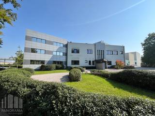 Fantastisch gelegen, <strong>instapklaar kantoor </strong>van<strong> </strong>986 m²<strong> </strong>te huur in Zwijnaarde, op slechts 5 minuten van de <strong>R4</strong>, met een vlotte verbinding naar de verkeerswisselaar <strong>E17-E40</strong>. Dankzij de strategische ligging in de nabijheid van belangrijke snelwegen, is het ideaal voor bedrijven die flexibiliteit en mobiliteit hoog in het vaandel dragen.<br /><br />De indeling van de ruimte is flexibel en biedt tal van mogelijkheden voor verschillende werkconfiguraties. De kantoorruimte geniet van veel <strong>natuurlijke lichtinval</strong>, wat niet alleen zorgt voor een aangename werkomgeving. Mogelijkheid om rondom het gebouw <strong>15 parkeerplaatsen </strong>te huren. Mocht uw bedrijf extra parkeergelegenheid nodig hebben, dan is dit bespreekbaar. Onmiddellijk beschikbaar! Ook <strong>andere oppervlaktes </strong>beschikbaar. <br /><br />Voor meer informatie, gedetailleerde plannen of een vrijblijvend plaatsbezoek, aarzel niet om contact op te nemen met<strong> PANORAMA B2B GENT KANTOREN</strong> via het nummer<strong> 09 225 09 02</strong>.