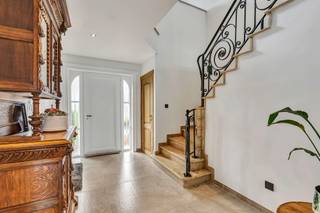 <p>Ontdek in Geraardsbergen deze instapklare villa, <strong>grondig gerenoveerd in 2025 en afgewerkt met kwalitatieve, duurzame materialen</strong>. Deze ruime gezinswoning combineert comfort, functionaliteit en een hedendaagse afwerking.</p><p>Via de ruime inkomhal met gastentoilet bereikt u de lichtrijke woonkamer, eetkamer en <strong>volledig hyper-geïnstalleerde keuken</strong>. Aansluitend bevinden zich een praktische berging/wasplaats en een inpandige garage. Daarnaast beschikt de woning over een droge kelder, als extra bergruimte.</p><p>Op de eerste verdieping zijn er <strong>vier volwaardige slaapkamers</strong>, een aparte badkamer en een dressing, ideaal voor wie op zoek is naar ruimte en comfort. De<strong> zolderverdieping van 54 m² </strong>biedt diverse mogelijkheden en kan worden ingericht als hobbyruimte of extra opslag. </p><p>Buiten geniet u van een <strong>volledig aangelegde tuin met zwembad, vijver en tuinhuis</strong>, waar het aangenaam vertoeven is. <br />De ruime oprit biedt plaats voor meerdere wagens.</p><p>Met een strategische ligging tussen Geraardsbergen en Ninove, beschikt de woning over een vlotte verbinding naar omliggende gemeenten en belangrijke invalswegen.</p><p></p>