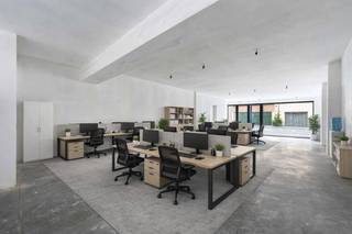 RUIMTE EN MOGELIJKHEDENMet een indrukwekkende oppervlakte van 282 m² biedt deze ruimte alle vrijheid om uw visie tot leven te brengen. Of u nu een...