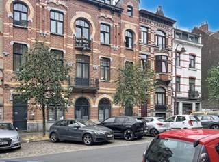 <p><span>Deze gelijkvloerse ruimte van ongeveer 60 m² is gelegen aan de Sint-Augustinuslaan, in de gegeerde wijk Hoogte Honderd (Altitude 100) in Vorst. Dankzij de ligging tegenover een school en vlak bij winkels, openbaar vervoer en belangrijke invalswegen geniet het pand van een uitstekende zichtbaarheid en een constante passage van voetgangers.</span></p>
<p><span>Het pand beschikt over een lichtrijke hoofdruimte, een keuken en een ruime opslagruimte in het souterrain met toilet. Door de praktische indeling is het geschikt als kantoor, voor een vrij beroep of als handelsruimte.</span></p>
<p><span>De huurprijs bedraagt </span><strong><span>€1.100 per maand</span></strong><span>, met een </span><strong><span>maandelijkse provisie van €50 voor de gemeenschappelijke lasten</span></strong><span>. Het pand is </span><strong><span>beschikbaar vanaf 1 oktober 2026</span></strong><span>.</span></p>
<p><span>Neem gerust contact met ons op voor meer informatie of een bezichtiging.</span></p>