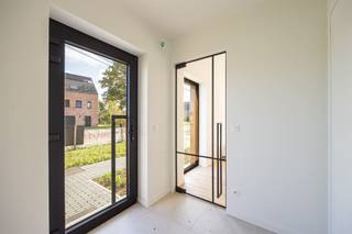 <p><span>Deze knappe woning is super uitgerust en werd gebouwd en afgewerkt met hoogwaardige materialen. </span></p><p><span>Het is een energiezuinige woning (E-peil <10), opgericht op een perceel van 5A 39Ca. </span></p><p><span> </span></p><p><span>De leefruimte is zeer lichtrijk dankzij de vele raampartijen en is afgewerkt met een echte eikenhouten parket vloer, deze is trouwens ook terug te vinden in de slaapkamers! </span></p><p><span>De open keuken beschikt over zeer veel kastruimte, al de nodige kwalitatieve toestellen en een kookeiland (afgewerkt met een inductie kookplaat met geïntegreerde afzuiging en een stevig en onderhoudsvriendelijk werkblad in composiet). </span></p><p><span> </span></p><p><span>Nabij de keuken is er ook nog een praktische bergruimte voorzien. Opnieuw geniet deze ruimte van een grote oppervlakte, met plaats en aansluiting voor een wasmachine, droogkast, eventueel extra diepvriezer,...) </span></p><p><span> </span></p><p><span>De woning beschikt over drie slaapkamers. Alle drie met een knappe oppervlakte, aan ruimte geen gebrek. </span></p><p><span>Slaapkamer 1:</span><span> 17.2m²<br /></span><span>Slaapkamer 2:</span><span> 16m²<br /></span><span>Slaapkamer 3:</span><span> 16.1m² </span></p><p><span> </span></p><p><span>Ook de badkamer is voorzien van al het nodige comfort. Zo beschikt de badkamer over een ruim ligbad, een douche en een dubbele wastafel. </span></p><p><span>Het apart toilet kan u terugvinden, beneden in de inkomhal alsook boven op de nachthal. </span></p><p><span> </span></p><p><span>Extra troeven van deze knappe energiezuinige woning? </span></p><p><span> </span></p><p><span>- Warmtepomp - vloerverwarming alsook koeling </span></p><p><span>- Zonnepanelen</span></p><p><span>- Thuisbatterij</span></p><p><span>- EV-Laadpunt</span></p><p><span>- Regenwaterrecuperatiesysteem </span></p><p><span>- Ventilatiesysteem </span></p><p><span>- Slimme video deurbel </span></p><p><span>- Afwerking met hoogwaardige materialen (glazen binnendeur, eiken houten parket,...) </span></p><p><span>- inclusief terras, schilderwerken alsook buiten aanleg!!! </span></p><p><span> </span></p><p><span>Vraagprijs is excl. btw, registratierechten, notariskosten en nutsvoorzieningen. </span></p><p><span> </span></p><p><span>Klinkt dit voor jou als muziek in de oren? Contacteer ons via 016 15 31 15 of info@immolivit.be voor een persoonlijke en vrijblijvende afspraak.</span><span> </span></p><p><span> </span></p>