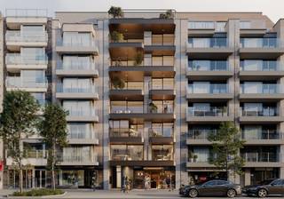 <strong>Nieuwbouwresidentie Puur Scène – Zeelaan 136, De Panne</strong><br /><br />Ontdek<strong> Puur Scène</strong>, een exclusief nieuwbouwproject op een van de meest gegeerde locaties van De Panne. Op de historische site van de voormalige Cinema Minerva verrijst een stijlvolle residentie waar <strong>hedendaagse architectuur, wooncomfort en een uniek verhaal samenkomen</strong>.<br /><br />Gelegen in het bruisende centrum van De Panne, op slechts enkele minuten wandelen van het strand en de zee, biedt Puur Scène een uitzonderlijke woonbeleving voor zowel vaste bewoners, tweede verblijvers als investeerders. Winkels, restaurants, gezellige terrassen en openbaar vervoer bevinden zich letterlijk voor de deur.<br /><br />Een van de absolute troeven van het project is het <strong>prachtige, open uitzicht op de</strong> <strong>historische Dumontwijk</strong>, een van de meest karaktervolle en beschermde wijken van de Belgische kust. Vanuit verschillende appartementen en terrassen geniet u van een uniek zicht op deze iconische Belle Époque-wijk met haar charmante villa’s, sfeervolle straatjes en authentieke architectuur. Dit uitzonderlijke panorama zorgt voor een gevoel van ruimte, rust en exclusiviteit midden in het centrum van De Panne.<br /><br />De architectuur van het project onderscheidt zich door<strong> elegante, afgeronde terrassen en een tijdloze uitstraling</strong> die subtiel verwijst naar de rijke kustarchitectuur van weleer. Dankzij de grote raampartijen en terrassen aan zowel de voor- als achterzijde genieten de appartementen van een overvloed aan natuurlijk licht en optimale zonoriëntatie gedurende de hele dag.<br /><br />Binnen staat kwaliteit centraal. De <strong>10 ruime appartementen worden afgewerkt met hoogwaardige materialen</strong> en uitgerust met moderne, energiezuinige technieken zoals vloerverwarming en zonnepanelen. Elk appartement straalt rust, luxe en verfijning uit en biedt een comfortabele thuis aan zee.<br /><br />Naast de residentiële appartementen biedt Puur Scène ook <strong>één ruime handelsruimte op een uitzonderlijke zichtlocatie langs de Zeelaan</strong>. Dankzij de centrale ligging en de uitstekende visibiliteit vormt deze commerciële ruimte de ideale uitvalsbasis voor een winkel, kantoor of vrij beroep.<br /><br /><strong>Troeven van Puur Scène</strong>
<ul>
<li>Topligging in het commerciële hart van De Panne</li>
<li>Slechts 4 minuten wandelen van strand en zee</li>
<li><strong>Prachtig uitzicht op de historische Dumontwijk</strong></li>
<li>Luxueuze en tijdloze architectuur</li>
<li><strong>Zonnige terrassen voor- én achteraan</strong></li>
<li>Energiezuinige nieuwbouw met duurzame technieken</li>
<li><strong>Mogelijkheid tot aankoop van garage of parkeerplaats</strong></li>
<li>Interessante investeringsopportuniteit aan de Belgische kust</li>
<li>Mogelijkheid tot aankoop aan 6% btw (onder voorwaarden)</li>
</ul>
Puur Scène combineert de charme van een historische locatie met het comfort van hedendaags wonen. Een unieke kans om te investeren in een stijlvolle residentie op een toplocatie aan de Belgische kust.<br /><br /><strong>Puur wonen. Puur genieten. Puur Scène.</strong>