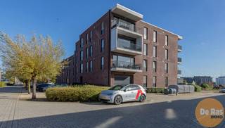 KIJKDAG ZATERDAG 22 NOVEMBER VAN 10u TOT 12u (OP AFSPRAAK!!)<br /><br />AALST - RECENT APPARTEMENT MET 2 SLAAPKAMERS EN TERRAS<br />Dit recent appartement is rustig gelegen in een nieuwe verkaveling nabij Ten Rozen en OLV.<br />Het bestaat uit een ruime inkomhal met praktische ingebouwde kasten/vestiaire, ingerichte badkamer met inloopdouche, twee ruime slaapkamers en open leefruimte met volledig uitgeruste keuken met kwalitatieve toestellen. Het keukeneiland nodigt uit voor een gezellig aperitief tijdens de voorbereiding van een maaltijd.<br /><br />De zithoek kijkt uit op het ruime terras, met ook nog een nuttige buitenberging. Dit appartement is voorzien van bewoning voor een rolstoelgebruiker.<br />In de kelder is er ook nog mogelijkheid tot aankoop van een autostaanplaats.<br /><br />De vermelde prijs is een richtprijs. Na ontvangst van de biedingen zal de verkoper beslissen of hij/zij de eigendom verkoopt aan het beste bod. De richtprijs is aldus niet bindend voor de verkoper. Voor meer info kunt u ons contacteren of het reglement raadplegen op onze website.