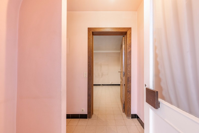 Te renoveren, rustige gelegen halfopen woning met 3 slaapkamers, garage en tuin te koop in Sint-Baafs-Vijve! - foto 2