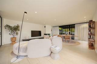 <p><span>Aan het einde van de rustige, doodlopende Pruimelaarstraat, ligt deze luxueus afgewerkte woning (2019) met een verzorgd aangelegde tuin, camera’s, alu antraciet buitenschrijnwerk (Reynaers), wachtleiding voor oplaadpunt, alu poort, geïntegreerde pakketbrievenbus, maatkasten, etc. De gelijkvloerse verdieping is voorzien van hoogwaardige designbinnendeuren van Anyway Doors. De EPC-score van 89 (Label A) werd bereikt door integratie van: algemene vloerverwarming, condensatieketel, 18 zonnepanelen en dikke isolatielagen. De ruime leefruimte beschikt over een tv-meubel (maatwerk), geïntegreerde gashaard (M-Design), afstandsbediende elektrische binnenlamellen (Somfy), ingebouwde speakers, grote alu schuiframen (Reynaers), gepolierde betonvloer en plafondhoge deuren (Nordex). Let in de aangelegde tuin met veel privacy op de prijzige overdekte terrasconstructie (Brustor), de robotmaaier, het bijgebouw en de tuinverlichting (app). In de luxueuze keuken (Grando), spotten we veel (verborgen) bergruimte, Dekton werkbladen, een groot kookeiland (6 zitplaatsen), Miele toestellen (oven, microgolfoven, koffiemachine, koelkast, diepvries), plus een kookplaat met geïntegreerde afzuiging. Opbergruimte is beschikbaar in een wasplaats, een droge kelder en een technische ruimte. In de toiletten is zelfs de rolhouder geïntegreerd in de muur. De luxe-badkamer is groot genoeg voor de inloopdouche (stalen deur) en het dubbele badkamermeubel (maatwerk). Alle kamers bieden plaats voor een dubbel bed. De exclusieve handgemaakte trap van Genico met Corian afwerking en geïntegreerde LED-verlichting, geeft aan van welk hoog niveau de afwerking wel is.</span></p>