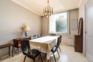<p><span>Op te frissen woning met charmante elementen en uitbreidingsmogelijkheden in Harelbeke</span></p><p><span>Richtprijs: 169.500</span></p><p><span>Op zoek naar een woning die u volledig naar eigen smaak kunt opfrissen? Dan is deze karaktervolle woning in de </span><span>Peter Benoitstraat 20 te Harelbeke</span><span> zeker een bezoek waard!</span></p><p><span>Bij het betreden van de woning komt u terecht in een inkomhal die onmiddellijk charme uitstraalt dankzij de authentieke vloer en hoge plafonds. Verder beschikt de woning over een gezellige leef- en zitruimte met decoratieve moulures, een ruime keuken, badkamer, afzonderlijk toilet en een veranda met zicht op de tuin.</span></p><p><span>Op de eerste verdieping bevinden zich </span><span>2 volwaardige slaapkamers</span><span>. </span></p><p><span>Via een vaste trap bereikt u de zolderverdieping, die tal van mogelijkheden biedt voor het creëren van extra slaapkamers, een hobbyruimte of een thuiskantoor.</span></p><p><span>Buiten geniet u van een aangename tuin en een praktische buitenberging.</span></p><p><span> </span></p><p><span>Troeven van deze woning:</span><span> <br />- 2 slaapkamers<br />- Zolder bereikbaar via vaste trap met uitbreidingsmogelijkheden<br />- Tuin en buitenberging aanwezig<br />- Authentieke inkomvloer<br />- Hoge plafonds<br />- Decoratieve moulures in inkomhal en leefruimte<br />- Centrale ligging nabij winkels, scholen en verbindingswegen</span></p><p><span> </span></p><p><span>Bent u op zoek naar een woning met karakter en potentieel? Contacteer ons vandaag nog voor een bezoek.</span></p><p><span>stijn@vastgoedkantoorvanassche.be<br />0476 76 38 76</span></p><p><span> </span></p>