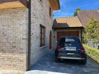 Deze verzorgde woning in het landelijke Keiem (deelgemeente Diksmuide) combineert comfort, ruimte en energiezuinigheid. Deze deelgemeente ligt op 10 minuten rijden van het centrum van Diksmuide en ook op een boogscheut van de E40. Het dorp zelf beschikt ook over diverse kleinhandel.<br /><br />Op de gelijkvloerse verdieping komt u binnen in de inkomhal die toegang biedt aan de ene kant naar een apart toilet en de technische ruimte. Via de andere kant is er de leefruimte met open keuken (voorzien van kookplaat, koelkast én vrieskast, vaatwasmachine, oven en spoelbak). Via de keuken kan u de bureauruimte betreden (voorzien van bureau en kasten én doucheruimte) en ook de bergruimte.<br /><br />Op de eerste verdieping zijn er drie slaapkamers (waarvan 2 met inbouwkasten), een badkamer (voorzien van dubbele lavabo, toilet en bad mét douchemogelijkheid) en een mooi ruim terras.<br /><br /> <br /><br />De woning biedt als laatste nog een garage met automatische poort, een ruime zolderruimte en een buitenbergruimte. Ook is er de zeer aangename en mooi aangelegd tuin met terras.<br /><br />Beschikbaar vanaf: overeen te komen.<br /><br />