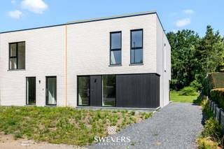 Voor meer info en foto’s, surf naar www.swevers.be – In een rustige, residentiële buurt in Koersel vind je deze recente halfopen gezinswoning...
