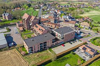 Werk of ontvang cliënten binnenkort op een unieke locatie, waar industriële charme en moderne architectuur samenkomen. Deze laatste casco kantoor- of praktijkruimte (230 m²) bevindt zich op de prachtig herontwikkelde site van de voormalige Brouwerij Eylenbosch – een plek met geschiedenis én uitstraling.
Vlot bereikbaar met lift, ideaal voor een kantoor of praktijk die mag opvallen.
Laatste kans om deel uit te maken van deze uitzonderlijke site!
Optioneel: aankoop van 5 ondergrondse parkeerplaatsen en 2 kelders.
