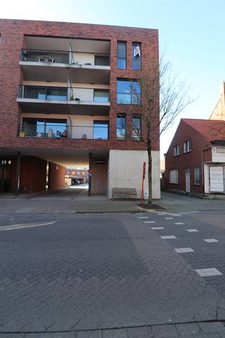 INDELINGWoonkamer met open keuken, afsluitbaar slaapgedeelte en toegang naar het terras.Keuken voorzien van volgende toestellen: oven, koelkast,...