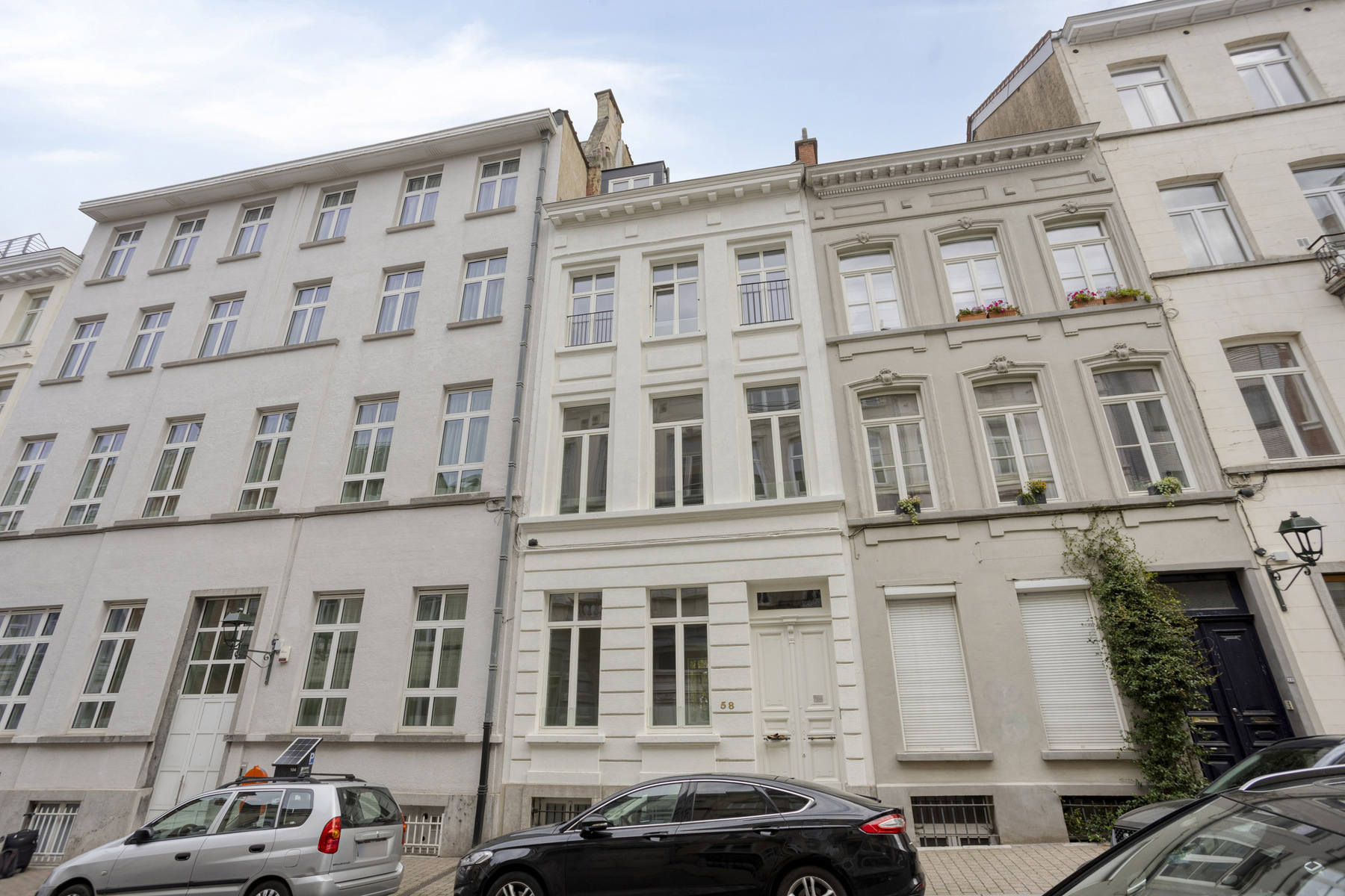 Prachtig gerenoveerd 2-slaapkamerappartement met tuin - foto 4