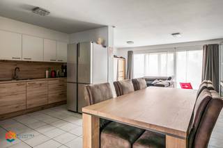 Op een uitstekende locatie te Putte bevindt zich dit ruim (97m2) gerenoveerd en energiezuinig appartement met twee slaapkamers en garagebox. U bevindt zich hier op wandelafstand van het centrum met supermarkten, eet-en drankgelegenheden, winkels, scholen en het openbaar vervoer. <br /><br />We betreden het appartement via de ruime leefruimte dewelke van veel lichtinval geniet door de grote raampartijen. Deze kunt u inrichten met een gezellige zithoek en een aparte eetplaats. Aangrenzend bevindt zich de ingerichte open keuken, voorzien van kwalitatieve toestellen. De hal geeft ons toegang tot twee ruime slaapkamers en de badkamer uitgerust met een lavabomeubel, douchebad en een toilet. Er is ook ruimte voor de wasmachine en droogkast voorzien. Ten slotte beschikt het appartement nog over een berging. Het dak is recent reeds gerenoveerd en u heeft recht tot toegang in de gemeenschappelijke tuin. De praktische garagebox is inbegrepen in de vraagprijs.<br /><br />Dit is een uitstekende opportuniteit als u op zoek bent naar een ruim (97m2), energiezuinig appartement op een centrale locatie. Tevens interessant voor starters of investeerders. Contacteer ons snel op het nummer 0480 66 14 77 voor meer informatie of neem een kijkje op www.boonstravastgoed.be. <br /><br />Bijzonderheden:<br />- Garagebox<br />- 2 slaapkamers<br />- Energiezuinig - EPC B