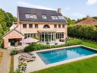 <p><span>Exclusieve villa met hoogwaardige afwerking op een rustige en residentiële ligging te Grobbendonk. </span></p><p><span> </span></p><p><span>Indeling</span></p><p><span>U betreedt de villa middels de centrale inkomhal met prachtige eiken trap naar de verdieping en een gastentoilet. Vanuit deze entreehal toegang naar garage, kelder, keuken en koele berging middels een dienstgang. Via een dubbele deur bereikt u de leefruimte met de centrale eetkamer en grote orangerie met vide als middelpunt van de woning. Ruime woonkamer met prachtige open haard en openslaande deuren naar tuin en terras. Tevens toegang vanuit de centrale eetkamer naar de luxe afgewerkte leefkeuken met eveneens toegang tot tuin en terras alsook een overdekt terras. Daarnaast beschikt de villa over een ruime bijkeuken/wasplaats en vestiairekamer alsook de eerder genoemde koele berging.</span></p><p><span> </span></p><p><span>Garage</span></p><p><span>De inpandige garage is zeer ruim en biedt eenvoudig ruimte aan twee wagens en bijkomende bergruimte. De garage is voorzien van automatische poorten. </span></p><p><span><br />Kelder</span></p><p><span>De villa is gedeeltelijk onderkelderd met bergruimte en technische ruimte alsook een mogelijke wijnkelder. </span></p><p><span> </span></p><p><span>1e Verdieping</span></p><p><span>Middels de statige trap bereikt u de eveneens indrukwekkende nachthal met gastentoilet. Vanuit deze nachthal heeft u toegang tot een ruime mastersuite bestaande uit een royale slaapkamer met prachtig zicht op de tuin, een ingerichte dressingkamer en een ruime luxe afgewerkte badkamer. Nog twee zeer ruime slaapkamers en een tweede badkamer. </span></p><p><span> </span></p><p><span>2e Verdieping</span></p><p><span>Middels een vaste trap bereikt u een grote polyvalente ruimte welke deels is afgewerkt en reeds werd voorzien van ingemaakte bergkasten. Deze tweede verdieping bestaat uit een grote open ruimte alsook een tweede grote kamer welke kan worden ingericht als gastenkamer of ruimte voor inwonend personeel. </span></p><p><span> </span></p><p><span>Tuin en buitenruimtes</span></p><p><span>De ruime tuin biedt u veel rust en privacy alsook een zeer gunstige zonligging. Aan de achterzijde van de woning bevinden zich meerdere terrassen waaronder een overdekt terras. Er is een prachtig zwembad aangelegd welke is verwarmd en voorzien van een automatisch rolluik. Achteraan op het perceel is reeds een poolhouse aanwezig en zijn mogelijkheden tot het uitbreiden van dit poolhouse tot een polyvalent bijgebouw. </span></p><p><span> </span></p><p><span>Bijzonderheden</span></p><p><span>Deze villa werd gebouwd in 2001 en werd zeer recent volledig gerenoveerd en afgewerkt op een zeer hoog niveau. De woning is uitgerust met domotica, zonnepanelen, opnieuw aangelegde tuin met verlichting, beregening etc. Zowel op technisch als esthetisch gebied werden steeds de beste materialen gekozen. De ruime tweede verdieping biedt u mogelijkheden voor bijkomende slaapkamers of hobbyruimte. Het poolhouse biedt u ook diverse mogelijkheden. CV installatie met warmtepomp, EPC label A!</span></p><p><span>Enkel een bezoek ter plaatse kan u de kwaliteit van dit eigendom laten ervaren. </span></p><p><span>Meer informatie via ons kantoor.</span></p><p><span> </span></p>